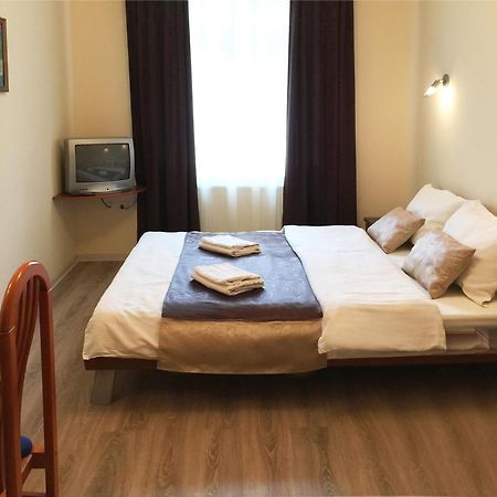 Eney Budget Three-Room Apartment Lviv Exterior foto